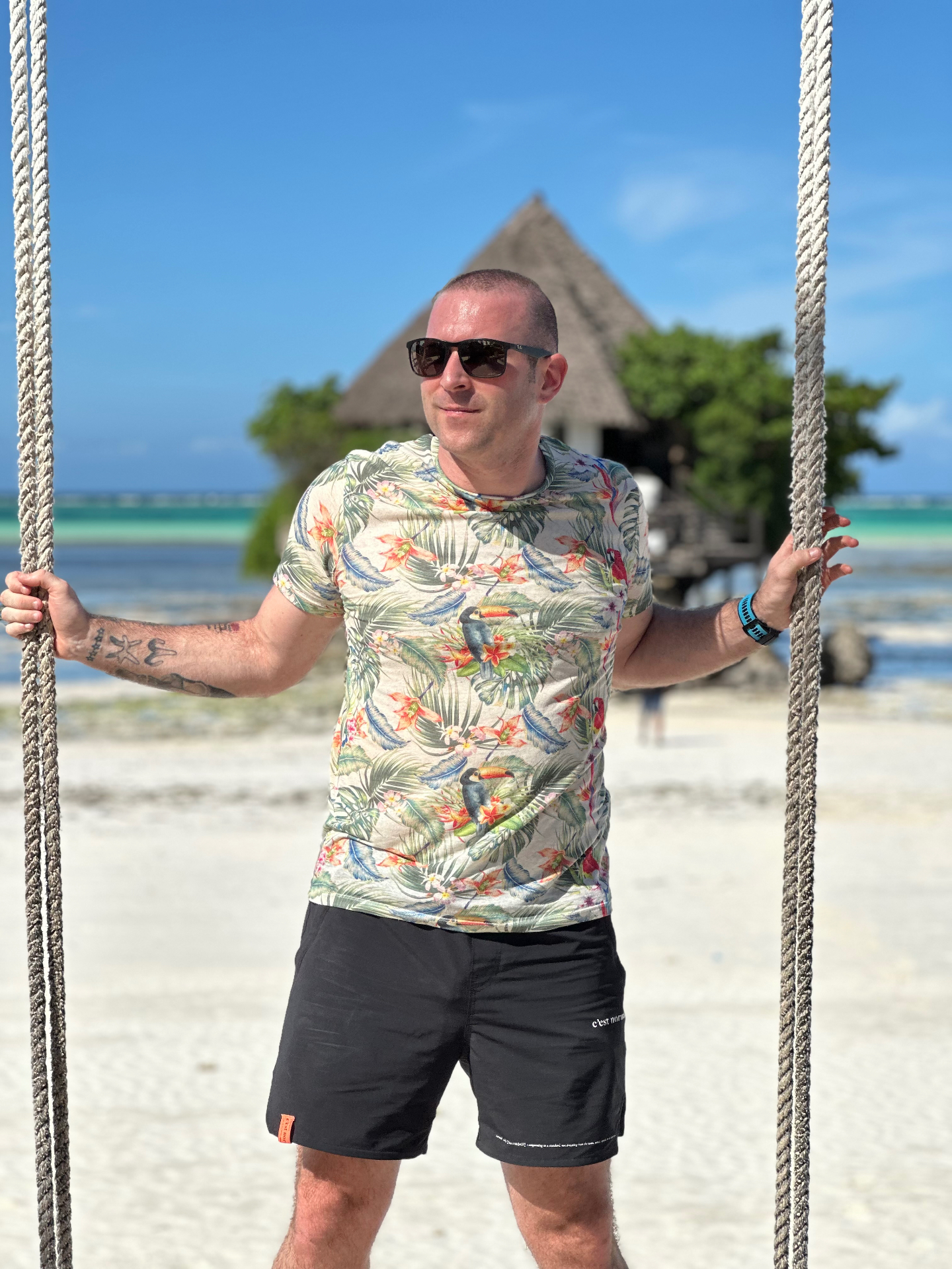 Robin Laumb på reise, avslappet og smilende