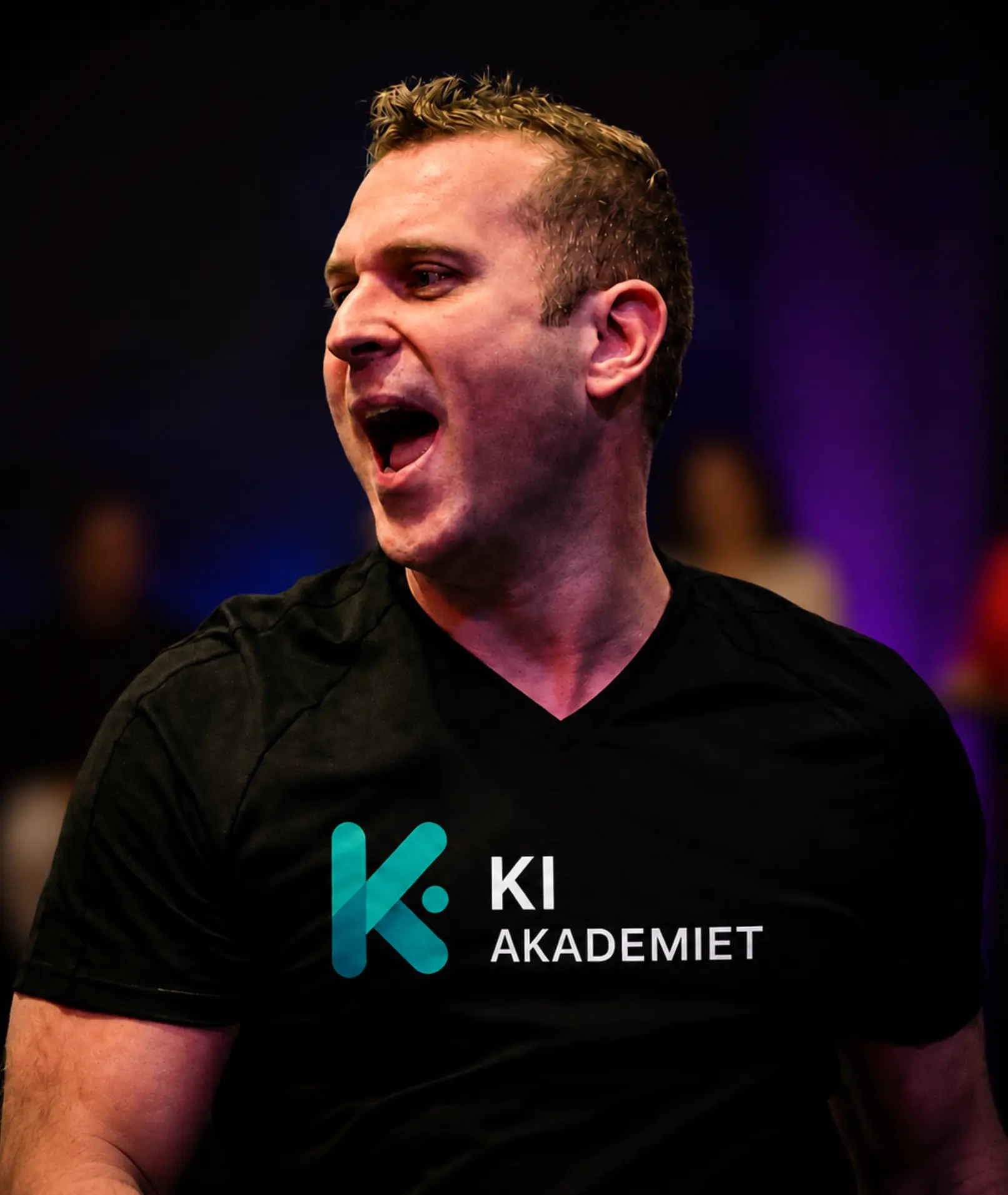 Robin Laumb på scenen i KI Akademiet-t-skjorte