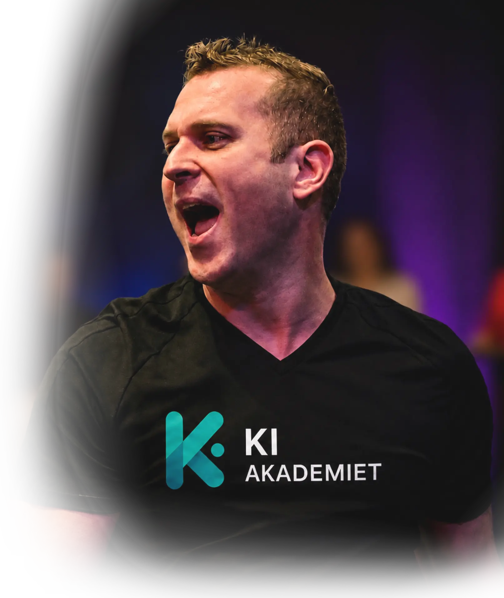 Robin Laumb på scenen i KI Akademiet-t-skjorte